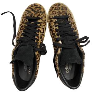 Supercoola adidas sneakers med leopard-mönster💘 köpta på Plick men bra skick⚡️