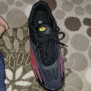 Tn skor - Storlek 42 helt ny köpte den och den va liten för mig !