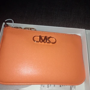 MK plånbok/ korthållare  - Äkta MK Plånbok/ korthållare. QR kod finns, lapparna kvar.