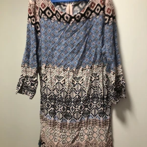 Klänning  - Klänning Kappahl 44 liten i st drag kedja i ryggen 