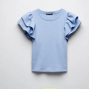 Zara volang tröja - Säljer min jätte snygga zara tröja som inte kommer till användning💓😍