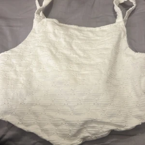 Zara top - Vit top från zara som är super fin till sommaren fint skick och aldrig använt! Kp om ni har några frågor 