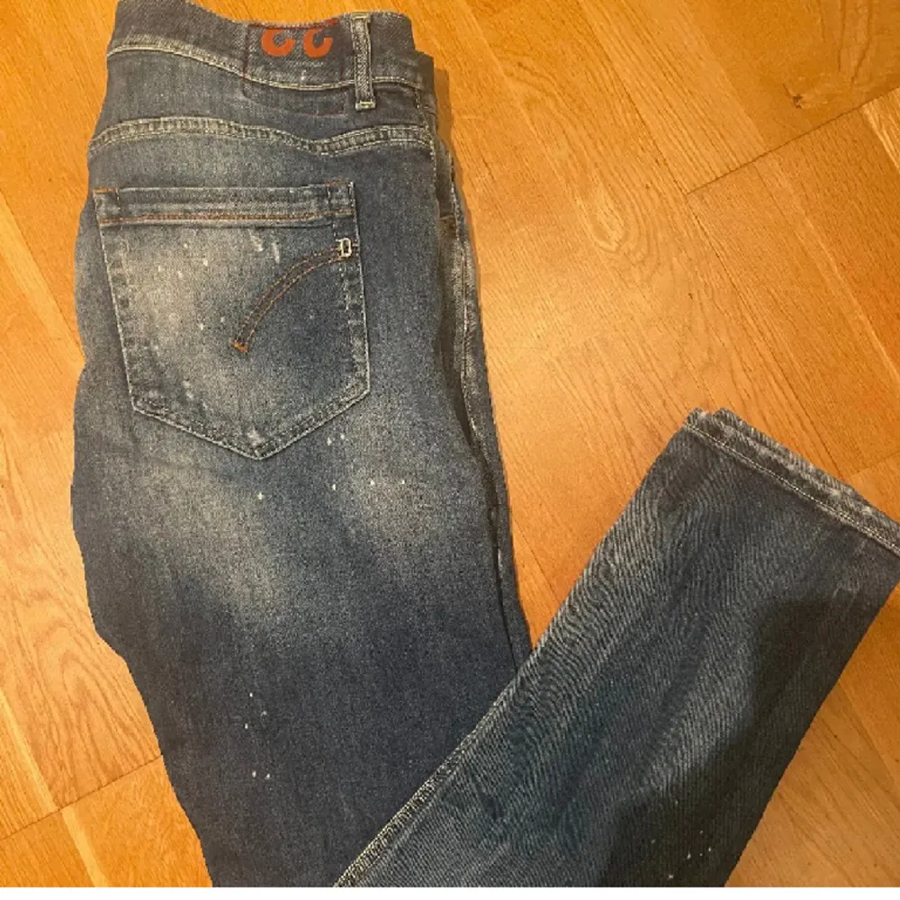 Säljer ett par Dondup jeans i modellen George, de är köpta på NK och är i strl (33) och i skick 9/10. Ursprungspris (3900) säljer för (1650) För fler bilder eller frågor är de bara att skriva!. Jeans & Byxor.