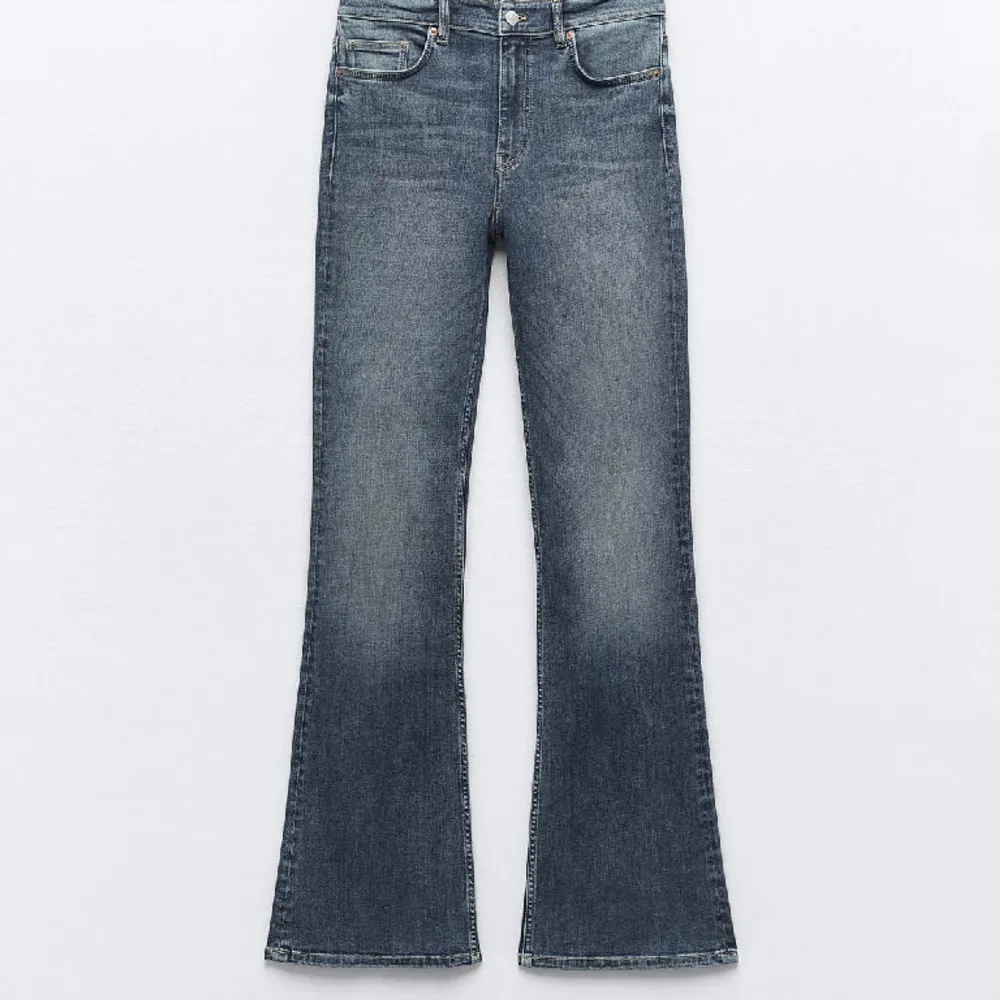 Knappt använda, medelhög midja 🤍inga defekter . Jeans & Byxor.