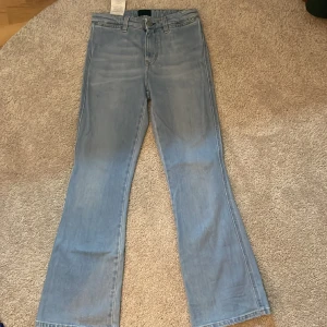 Blå utsvängda Lowrise jeans, Filippa k - Jättefina jeans från Filippa k i toppskick! Modell: Hally Jean  Köparen står för frakt❣️