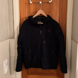 Äkta Ralph lauren jacka - Tja! Säljer denna mycket fina Ralph lauren vinter/vår/höst jacka. Den har ex antal år på nacken men den är väll omhändertagen. Den är storlek S men den har börjat bli liten på mig (181) så av den anledning säljer jag. Kom privat med bud eller bild😊👍