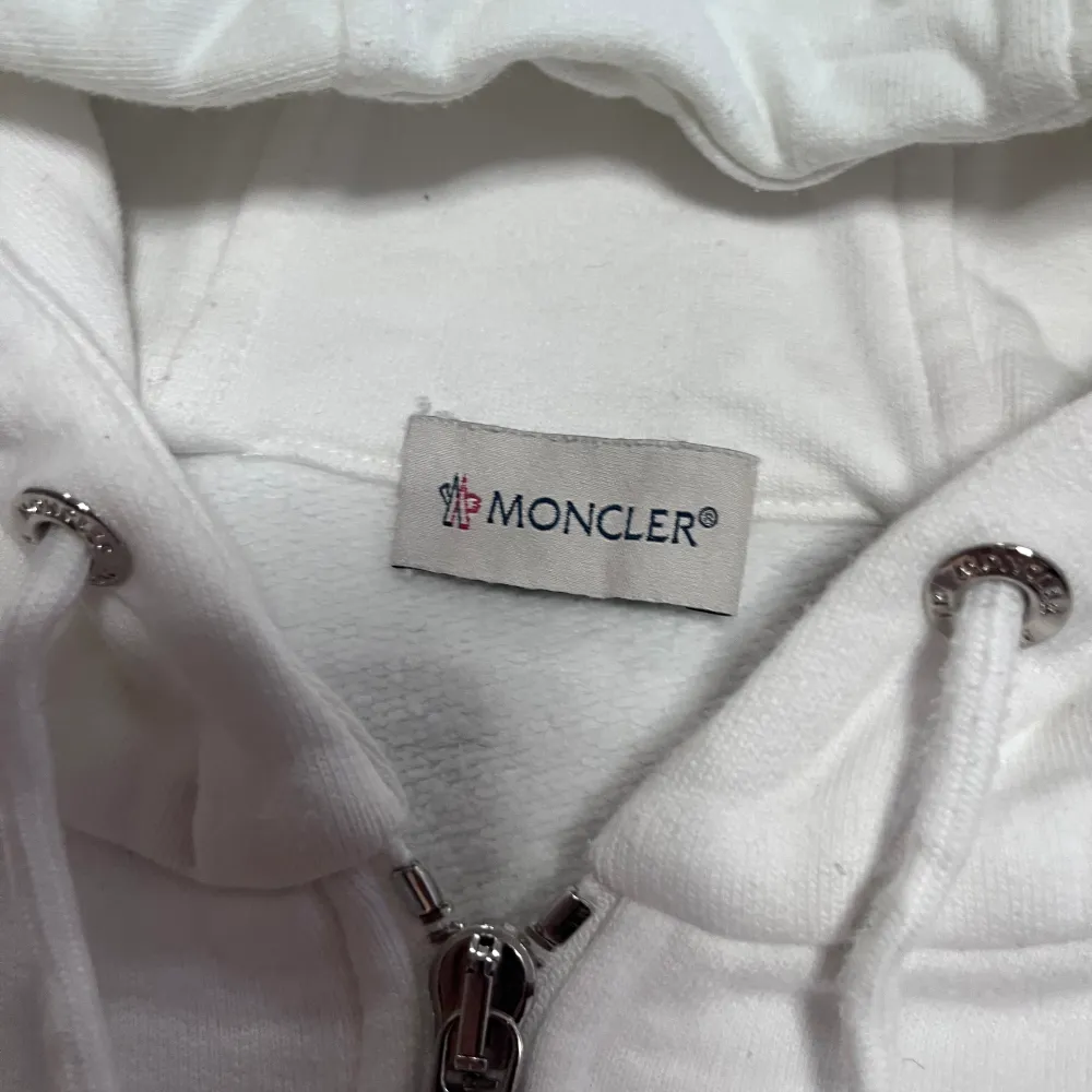 Säljer en moncler tröja, vit , sorlek S för  Bran , Skick 8-10. Tröjor & Koftor.