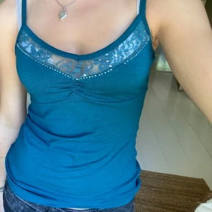 Linne - Superfint mörkturkost linne med spets i ryggen!