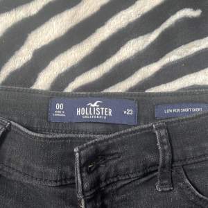 Hej nu säljer jag mina jätte fina hollister jeans shorts💖 dom är lågmidjade och storlek står inte men dom passar folk runt storlek xs - s ! 😘dom har används fåtal gånger och inga defekter ! Medela mig innan ni köper Kan mötas i Stockholm eller skicka