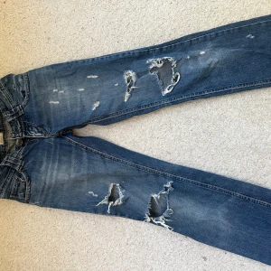 Snygga lågmidjade jeans - Så coola med perfekta slitningar! De är raka men går mer mot bootcut hållet 💛