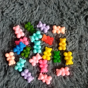 Smycken  - Olika färgade gummibjörnar 