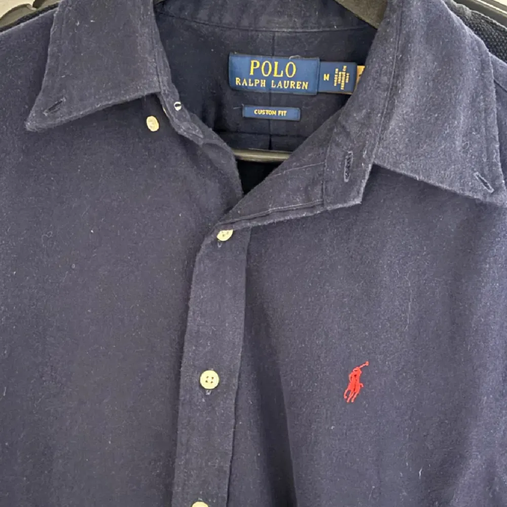 Tjenare! Säljer nu en fräsch snygg Ralph lauren skjorta i ett tjockare material, storleken på skjortan är M men passar också S finns inga defekter.  Nypris: 1799  Vårt pris: 699 Pris går att diskuteras. MVH Skåne_resell. Skjortor.