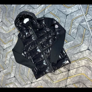 Moncler jacka - Jag säljer denna jackan eftersom den inte kommer till användning längre. Den är inte äkta, jag köpte den för 1700 men priset kan diskuteras. 