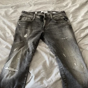 Sköna replay jeans - Riktigt bra skick, replay anbass med slitningar, köpte för 1349kr så säljer för 599 men kan gå ner i pris. 