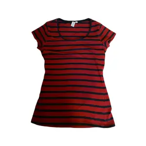 Cool randig tshirt i rött och svart❤️ Skriv privat vid intresse eller frågor🫶🏻🫶🏻 Det går även bra att använda köp nu funktionen😊