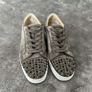 Louboutin - Schyssta loubs i bra skick, storlek 44. Extra nitar tillkommer samt snören o dustbags . Köpta från mytheresa så finns kvitto osv Hör av dig om du har några frågor✌🏼