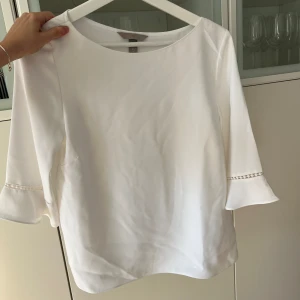 Blus med volang - Hör av er vid fler frågor!