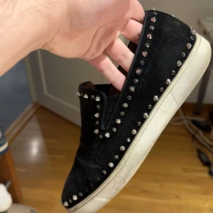 Loubs Pik Boat - Loubs pik boat Skick 7/10 ganska slitna några nitar borta o litet hål i hälen Storlek 44 Pris 800kr 150+ referenser från tidigare affärer!