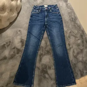 Ett par mörkblåa bootcut/flare jeans? från Gina Tricot, i stl 158. Inte använda, är i nytt skick. 