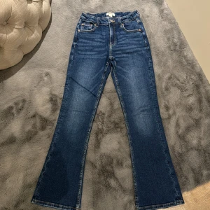 gina jeans - Ett par mörkblåa bootcut/flare jeans? från Gina Tricot, i stl 158. Inte använda, är i nytt skick. 