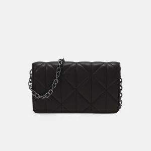 Svart axelväska💕 - Svart väska köpt på Zalando💕Den är sparsamt använd och har inga defekter 💕