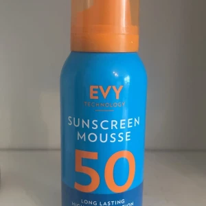 Solkräm - En mousse från apoteket. Har använt fåtal gånger. Vet inte hur mycket som är kvar i men mer än halva. Köpte den för 239. Den passade inte min hudtyp.