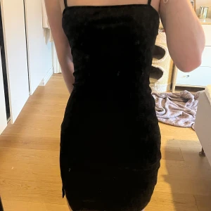 Svart klänning - Helt nytt skick💗Användes en gång på nyår💗Rensar ur garderoben och den är inte riktigt längre min smak💗Är i storlek xs men skulle säga att den passar s oxå💗Köpte den på H&M💗Väldigt skön klänning💗