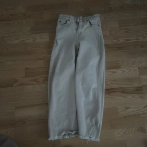 Säljer jeansen för 150 kr. Priset kan diskuteras i privat. - Jag säljer jeansen för att de är för små.