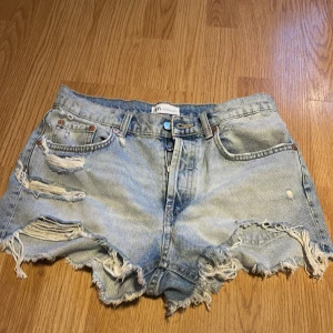 Zara jeans shorts  - Säljer dessa jeans shorts från zara.. väldigt bra skick, dom är i st 38 men sitter som 36.dom har även 4 knappt som man knäpper med