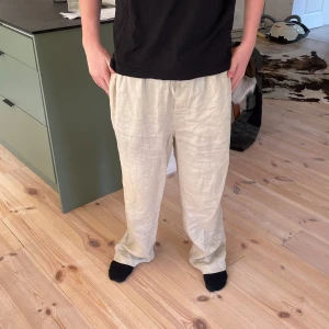 Linnebyxor arket  - Snygga linnebyxor från arket, endast testade lapp kvar. Säljer åt min bror då dom är  stora, nypris 690kr