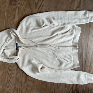 Skickad kofta från brandy Melville - Köptes i Barcelona för ett år sedan och han använts sparsamt! 