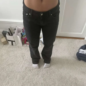 Lågmidjade Jeans  - Svarta raka lågmidjade jeans från only, säljer då dom inte kommer till användning längre. 