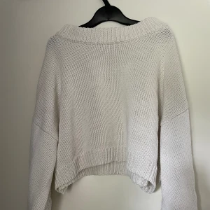 Vit tröja - Vit stickad tröja, ganska kort i storlek XS från NAKD