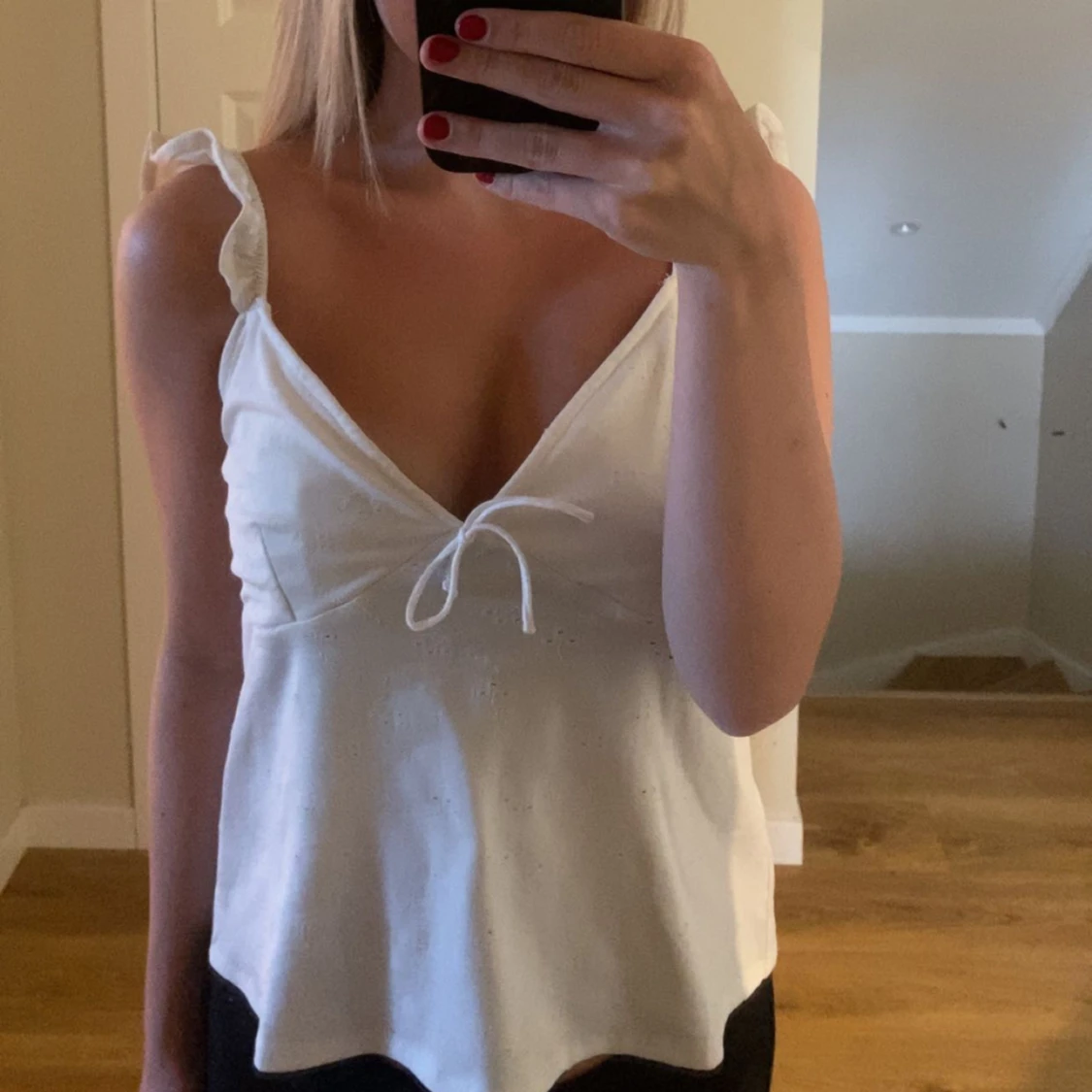 vit topp med volang och rosett