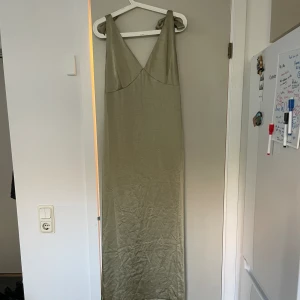 Grön långklänning  - Salviagrön sidenklänning, perfekt till bal och bröllop! Nyskick och oanvänd, slutsåld på Asos. Nypris 1249kr