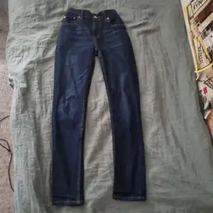 Ett par gamla levis jeans som är använda max 2 gånger som är i nyskick. Bara att skriva om ni har frågor!
