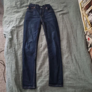Levis jeans - Ett par gamla levis jeans som är använda max 2 gånger som är i nyskick. Bara att skriva om ni har frågor!