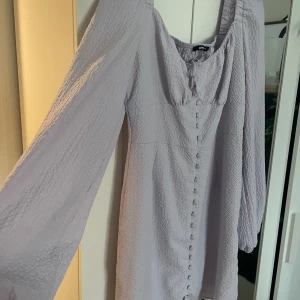 Klänning - Lila klänning från gina Tricot storlek 44