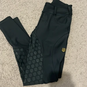 Maya delorez ridbyxor! - Maya delorez ridbyxor som jag inte behöver i nyskick!!🙏💞🪩  Nypris 1,300, säljer för 990 pga skicket  