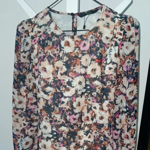 Vårklänning Vero Moda  - Oanvänd vårklänning. Bara hängt i garderoben. Kvalitén är superbra då jag har en blus I samma tyg som jag har använt frekvent. Jag och klänningen har inte klickat lika bra och den letar nu ett nytt hem 