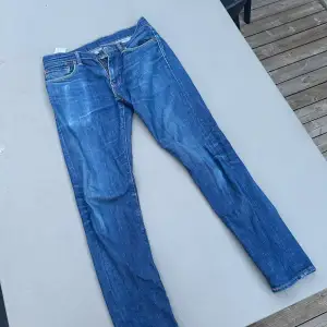 Blåa levis jeans, inte använt så mycket väldigt bra skick. Priset kan diskuteras vid snabb affär. 