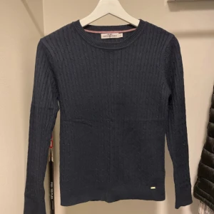 Kabelstickad tröja  - Marinblå kabelstickad tröja ifrån Hampton Republic i storlek S, fina skicka använd ett fåtal gånger men ingenting som syns.