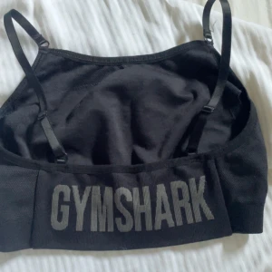 Gymshark sport Bh - En svart sport bh från Gymshark, ny skick. Öppen rygg.  Nypris 449kr