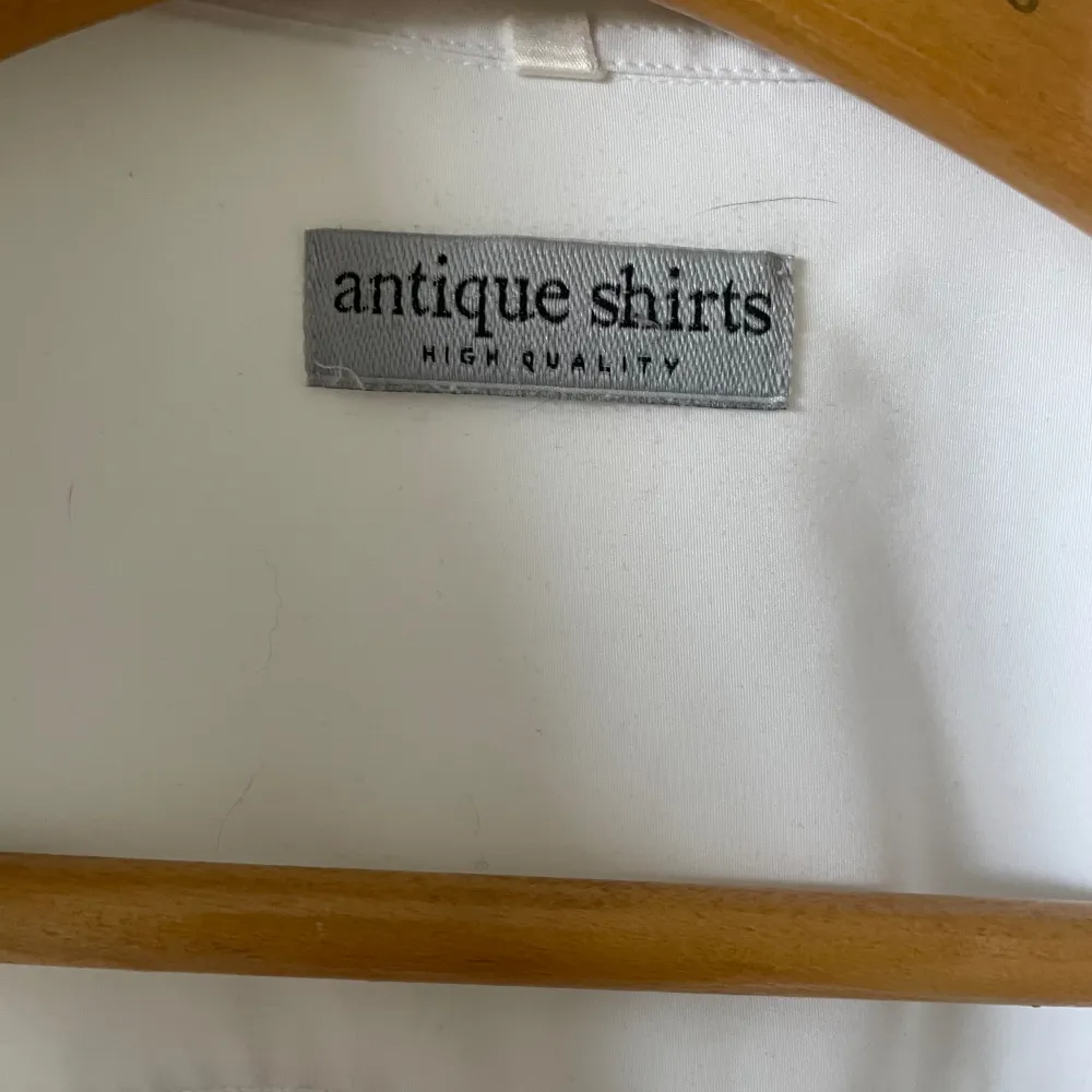 Skjorta från Antique shirts i storlek L. Väldigt bra kvalite, luftig, strykfritt tyg.. Skjortor.