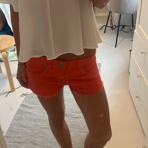 Lågmidjade röda shorts - Lågmidjade röda shorts. Midjemått 37 cm total längd 24 cm. Köp via köp nu❤️