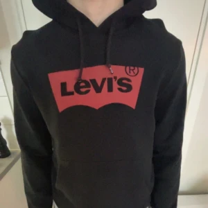 Svart Levi’s hoodie - Använd fåtal gånger, mycket bra skick, storlek S bra i längd!