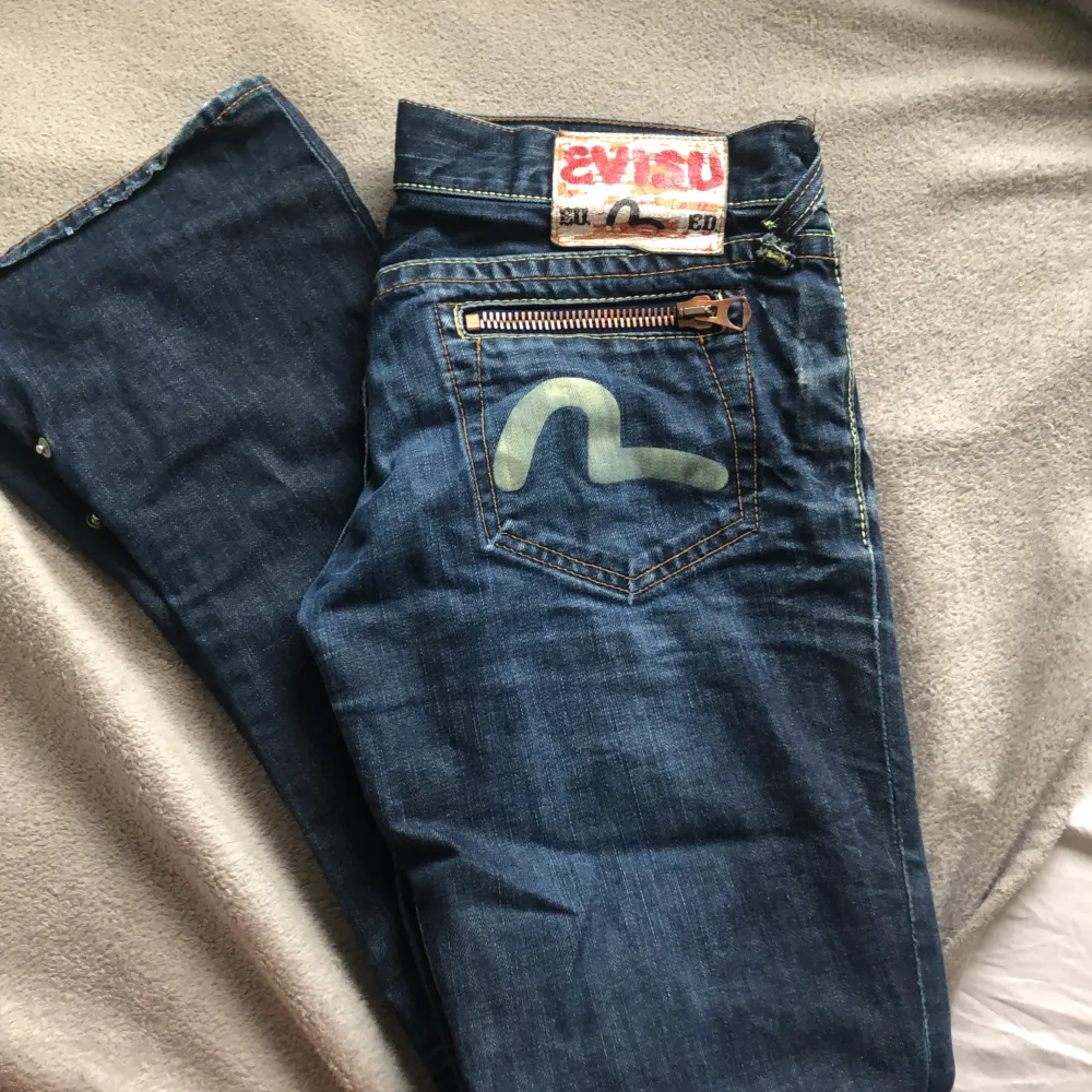 Bootcut lågmidjade evisu jeans i bra skick midjemått-38cm. Skriv om mer mått eller andra frågor!💗. Jeans & Byxor.