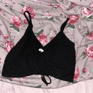 Topp  - En svart topp från hm kommer inte till användning💗
