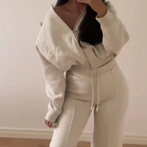Zara set white - Säljer detta fina setet från zara, köpt i Spanien Zara för 700kr båda delarna är i storlek S men passar mig som bär XS i underdel. Säljer då de inte kommer till någon användning, skit snygg på och färgen lyser upp huden. Jätte bekväm också. 