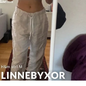 Linnebyxor Strl M h&m - Ett par beiga linnebyxor från plick men säljer för dem var för stora på mig. I toppen skick från H&m i strl M. Köparen står för frakten.( Lånade bilder från köparen) Kan diskutera pris